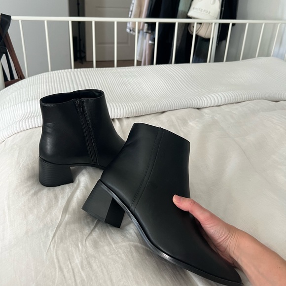 BRAND NEW BLACK ANKLE BOOTIES Joe Fresh Size 10 - Picture 1 of 3